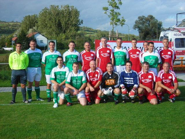 Benefiz-Fußballveranstaltung am 15.09.2010 in Reinheim - die beiden Mannschaften Polizei Blieskastel (rote Trikots) und Gendarmerie Sarreguemines (grüne Trikots)
