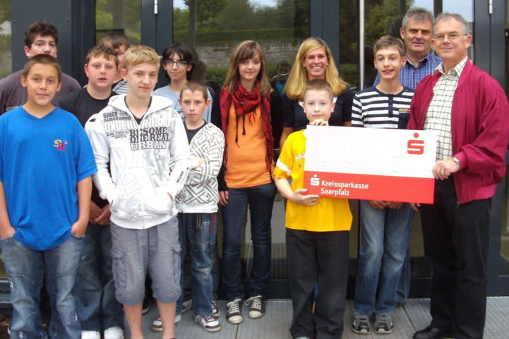 Franz-Carl-Schule Blieskastel mit Sportlehrerin Jennifer Diehl (4. von links) bei der Spendenübergabe