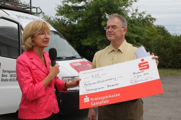 Bürgermeisterin Annelie Faber-Wegener überreicht Spendenscheck