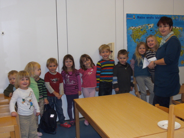 Kinder der Kindertagestätte St. Maria Alschbach mit Leiterin Silvia Zimmer