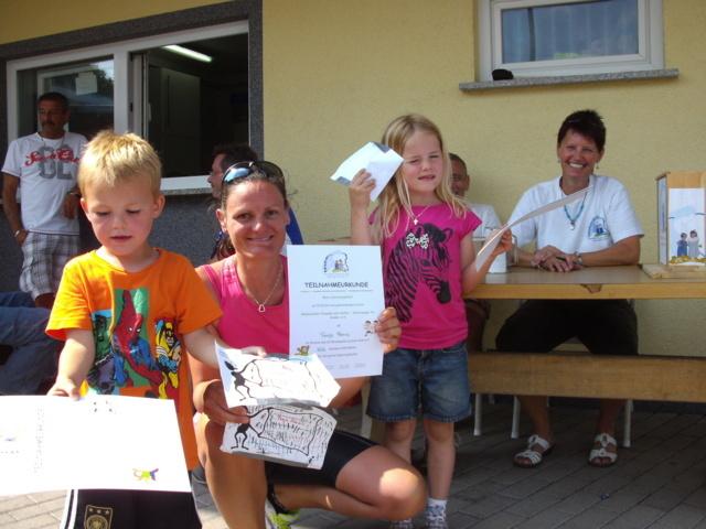Schutzengellauf am 30.05.2012 in Blieskastel - so sehen Sieger aus...! Tanja Renz mit dem Tagesrekord von 102 Runden mit ihren Kindern Marlo und Tiana