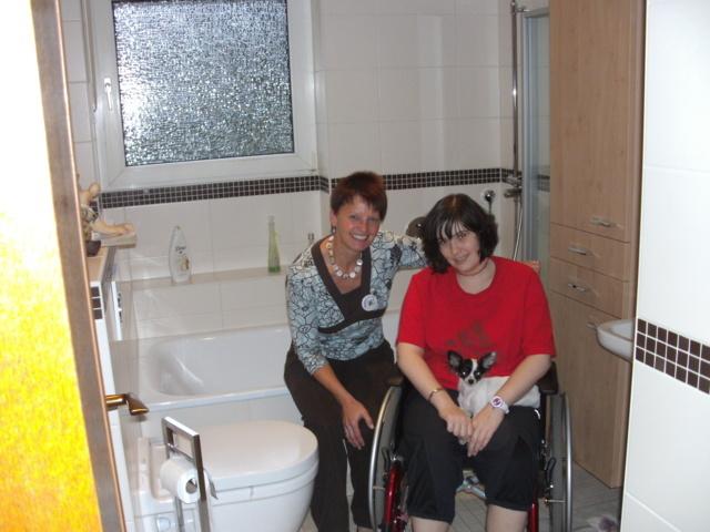 Vorstandsmitglied Diana Eicher mit der 17jährigen leukämiekranken Larissa (und Hündchen Lucy), die endlich wieder eigenständig das heimische Bad  benutzen kann