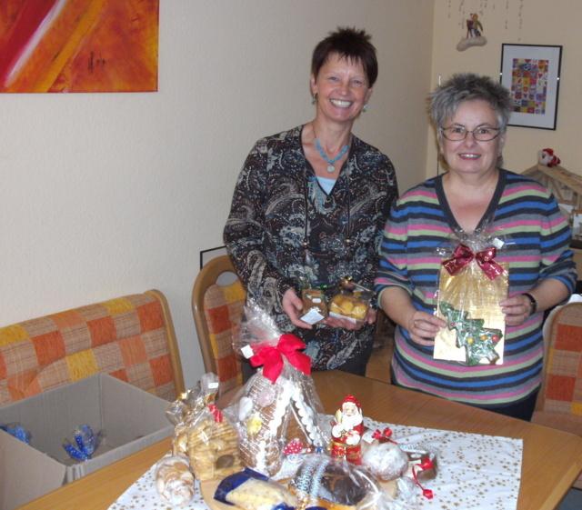 Weihnachtsplätzchen für kranke Kinder und deren Angehörige in der Villa Regenbogen verteilt; links Diana Eicher vom Schutzengelverein mit Anette Forsch von der Villa Regenbogen