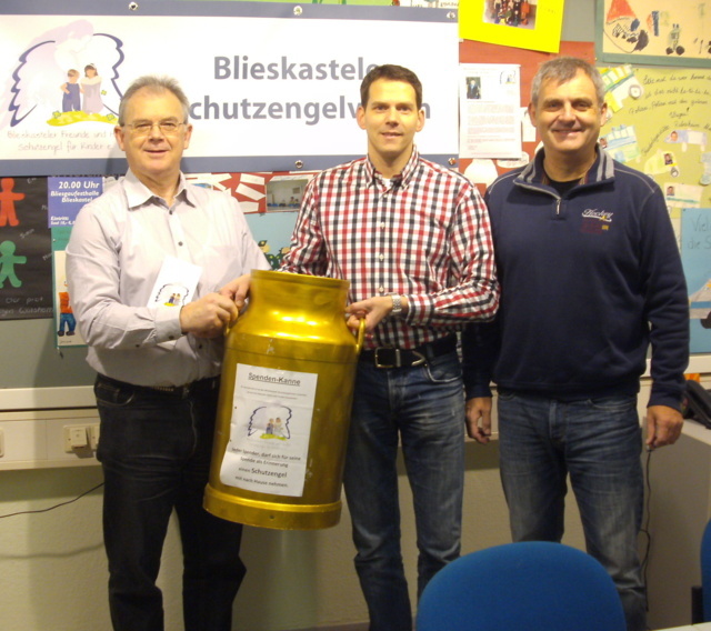 Spendenübergabe durch 'Geburtstagskind' Carsten Meiser (Bildmitte) an Klaus Port (links) und Peter Geble