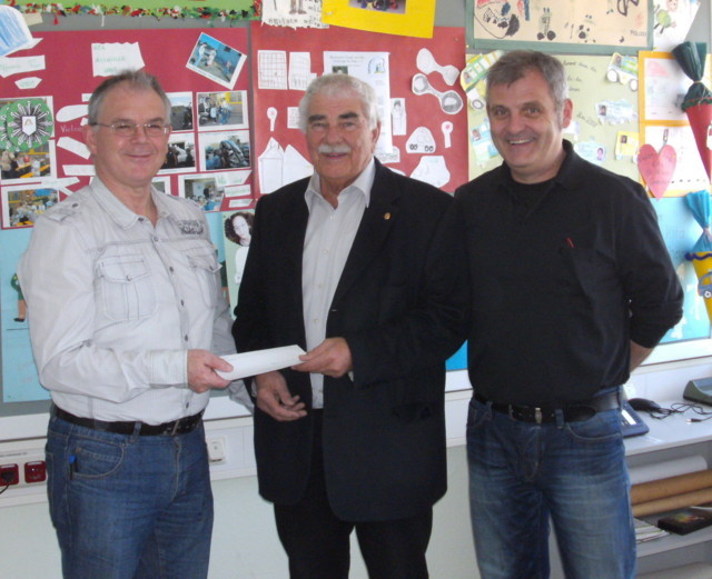 Jubilar Rainer Barth (Bildmitte) bei seiner Spendenübergabe mit Klaus Port (links) und Peter Geble (beide Schutzengelverein)