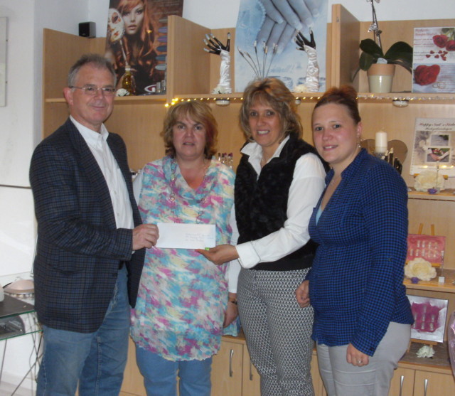 Spendenübergabe (von links nach rechts): Klaus Port, Susanne Elgass,  Ulrike Detzel (Inhaberin 'Happy Nails Kirkel') mit Tochter Jessica