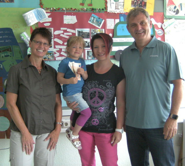 Spendenübergabe durch Jenny Germann mit Töchterchen Emely (Bildmitte) an Diana Eicher und Peter Geble vom Schutzengelverein