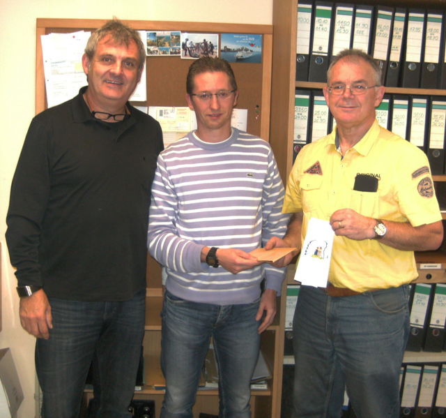 Spendenübergabe am 07.11.2014 - von links: Peter Geble, Michael Müller (mit Spendenkuvert) und Klaus Port