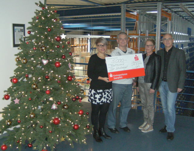 Beeindruckende Spendenübergabe in Höhe von 5.000 Euro im Familienunternehmen LUX-Logistik e.K. in Bexbach mit (v.links nach rechts) Sarah Lux, Klaus Port, Monika und Michael Lux