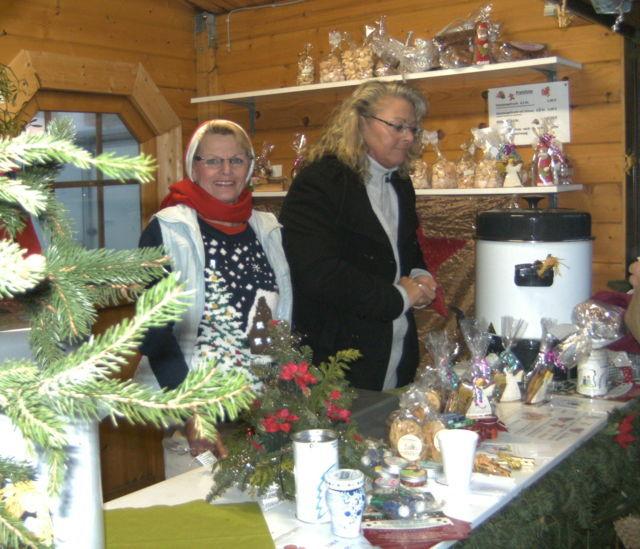 kurzer Einblick in unser weihnachtlich dekoriertes Verkaufshäuschen mit Andrea Roos (links) und Stefanie Kneifeld