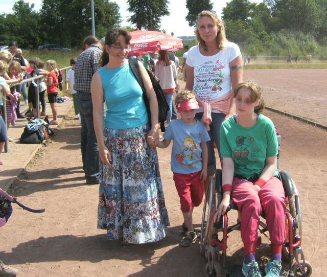 ...Johanna Mehler (im Rollstuhl) mit Mama (links), Bruder und Integrationshelferin