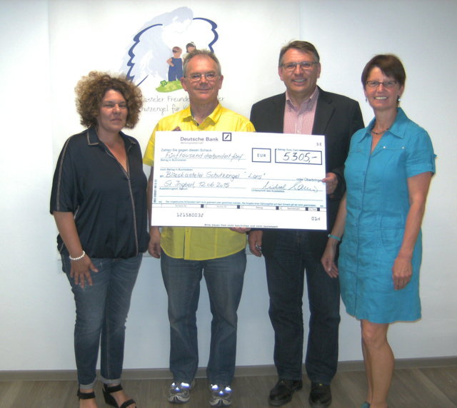 Spendenübergabe in Höhe von 5.305 Euro in unserer Geschäftsstelle mit (von links nach rechts): Susanne Baus, Klaus Port, Michael Baus und Diana Eicher