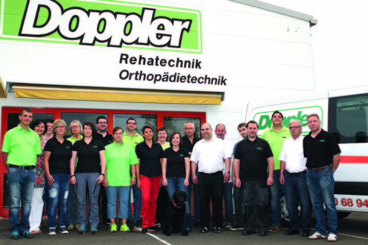 Das Foto zeigt die Mitarbeiterinnen und Mitarbeiter der Fa. Doppler GmbH am St. Ingberter Standort in der Schlackenbergstraße 37