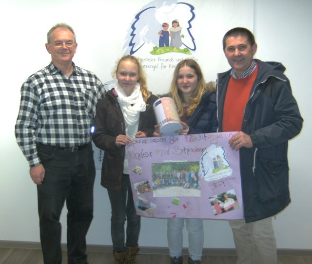 Spendenübergabe in unserer Geschäftsstelle mit Jubilar Paul Usner (rechts), Tochter Berenice Usner, Yara Döring und Klaus Port