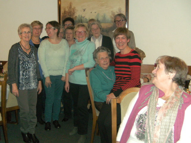 Spendenübergaben durch die rühigen Damen vom Frauenbund Aßweiler im Gasthaus Schuwer; zweite von links: Vorsitzende Annemarie Hartz