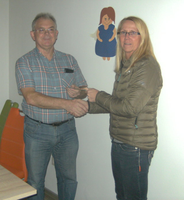 Spendenübergabe am 24.11.2016 in der Geschäftsstelle der Schutzengel durch die Vorsitzende des Handballvereins Ommersheim, Nicole Hofmann (rechts), an Klaus Port