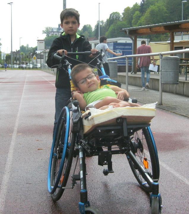 Noel war vormittags in der Homburger Schule 'Am Webersberg', nachmittags auf der Tartanbahn mit seinem Bruder Fynn