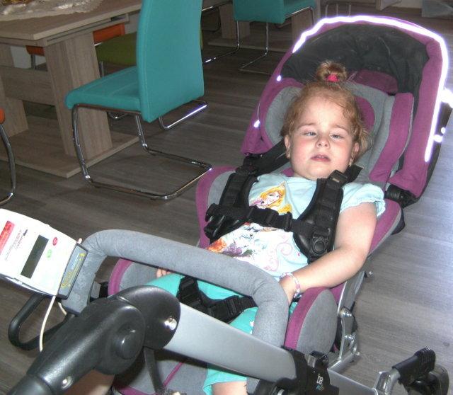 Das Foto zeigt die 5jährige schwerstbehinderte Kiara aus Illingen