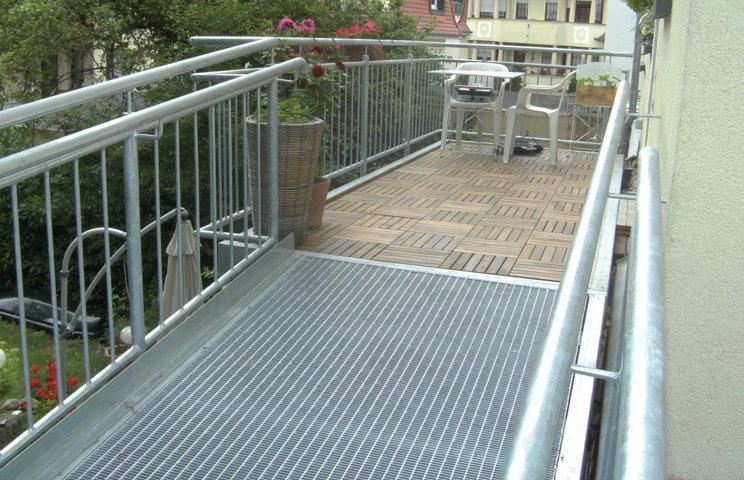 ...barrierefreier Übergang vom Stahl-Steg zur Balkonbodenplatte und ins Wohnhaus...