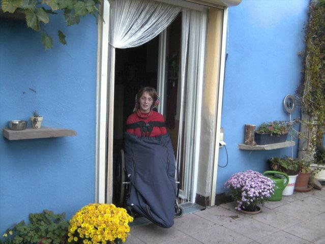 Die 15jährige Johanna kann nun im Rollstuhl sitzend barrierefrei von der Küche auf die Terrasse fahren