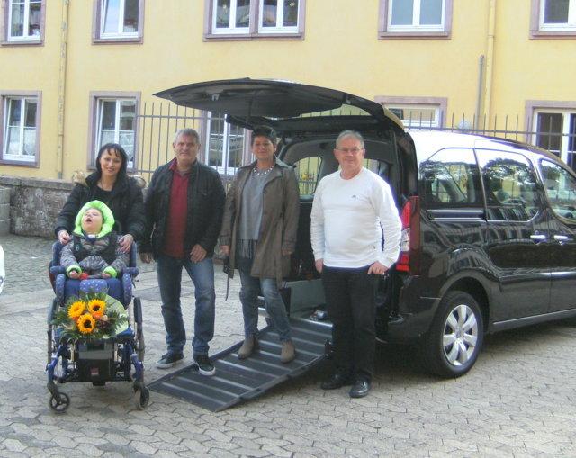 Das bei das bei der Fahrzeugübergabe am 13.10.2016 entstandene Foto zeigt von links nach rechts: Jermaine und Laima Täubl, Peter Geble, Gabriele Fett und Klaus Port