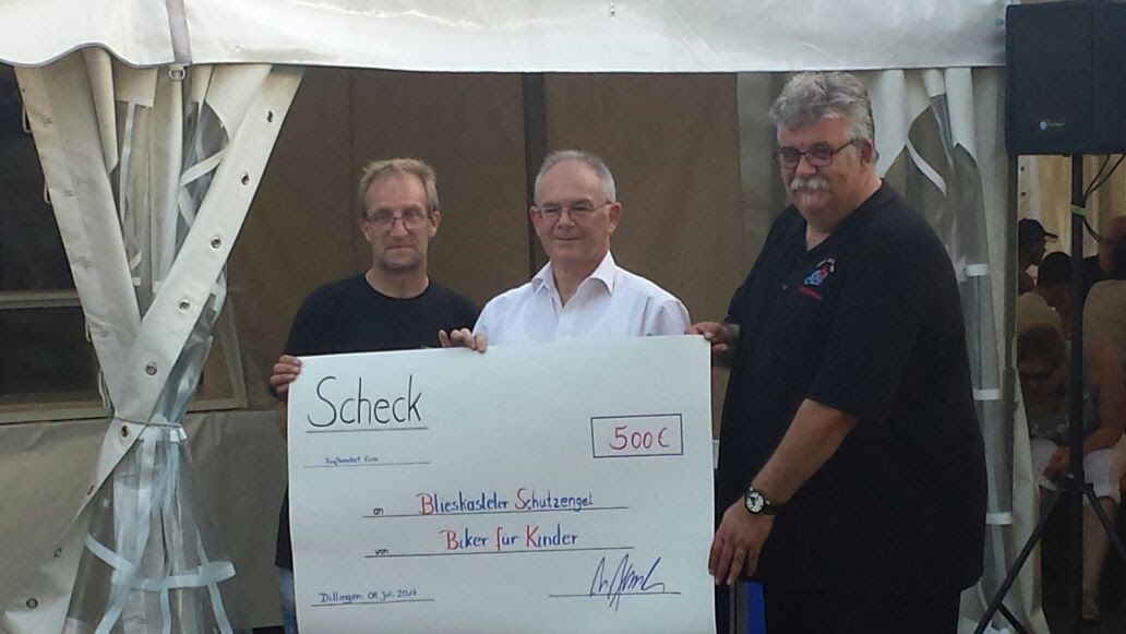 Überreichung des Spendenschecks in Dillingen durch die beiden Vorstandsmitglieder der Biker SaarLorLux e. V. Stefan Baumann (links) und Michael Lensch (rechts) an Klaus Port