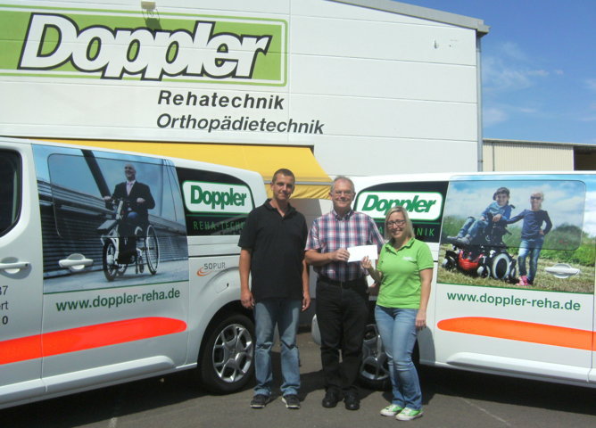 Spendenübergabe bei Doppler Reha-Technik GmbH am 23.08.2017 mit (von links nach rechts) Dominik Schütz, Klaus Port und Nannette Doppler