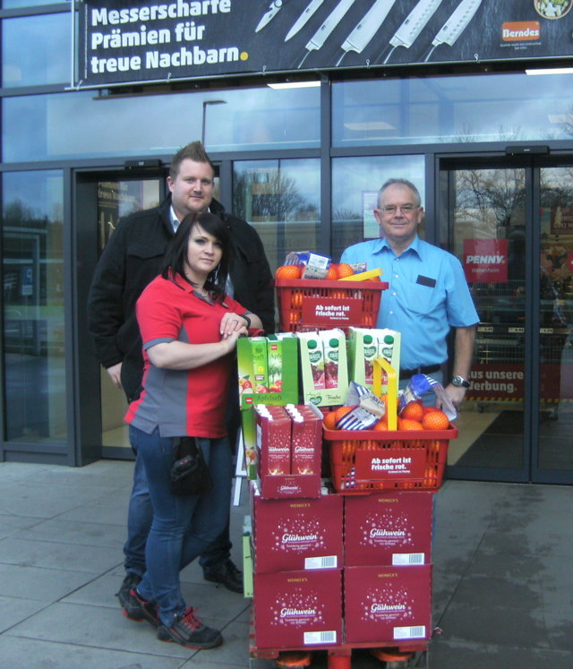 Das bei der Spendenübergabe entstandene Foto zeigt von (links nach rechts) Marktleiterin Olga Mejer, Bezirksleiter Simon Gessner und Klaus Port