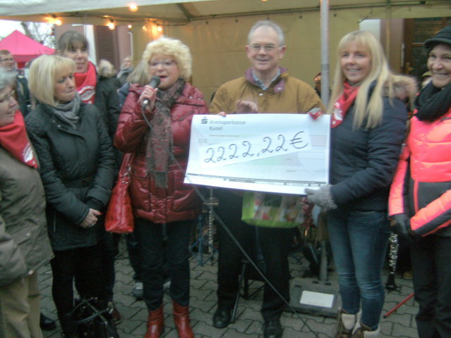 Spendenübergabe am 17.12.2017 beim Weihnachtsmarkt in Kübelberg mit (von links nach rechts): Rosi Quint (mit Mikrofon), Klaus Port und Pia Blum
