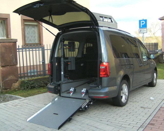 Das Foto zeigt den neuen, behindertengerecht mit Rollstuhlrampe umgebauten VW Caddy Maxi, der nunmehr der kleinen Magdalene und ihrer Familie wertvolle Dienste leistet