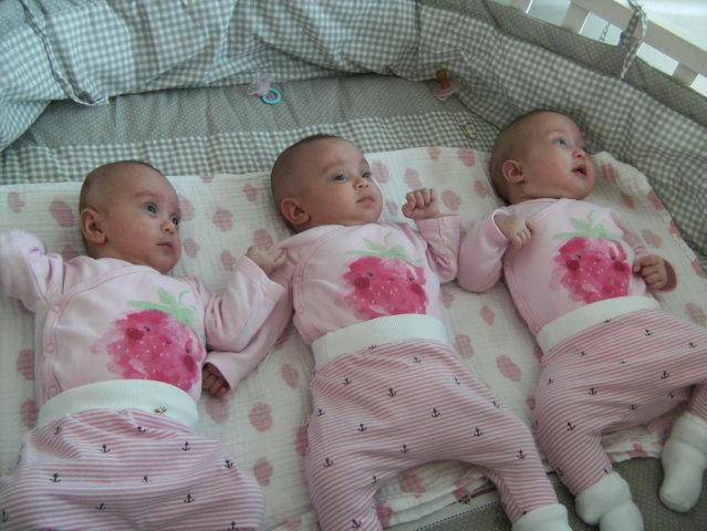 Die Drillings-Mädchen (von links nach rechts) Vivianna Indira, Lizianna Ilaria und Lorena Emma kamen am 07.04.2017 per Notkaiserschnitt zur Welt