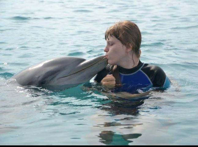 Das Foto zeigt Sarah-Lena bei ihrer Delfintherapie 2012 mit ihrem geliebten 'Pepito'