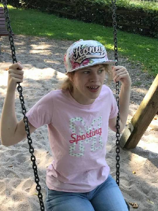 Die schwerstbehinderte Sarah-Lena mag es gerne, auf dem Spielplatz zu schaukeln