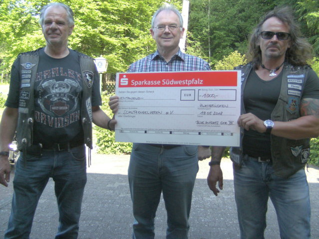 Spendenübergabe durch Vereinspräsident Alex Blum (links) und Vizepräsident Tom Schelenz (rechts) an Klaus Port