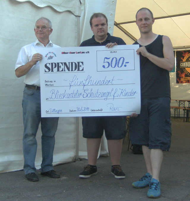 Das Foto der Spendenübergabe zeigt (von rechts nach links): Michael Roser (1. Vorsitzender Biker SaarLorLux e.V.), Matthias Roser (2. Vorsitzender Biker SaarLorLux e.V.) und Klaus Port (Schutzengelverein)