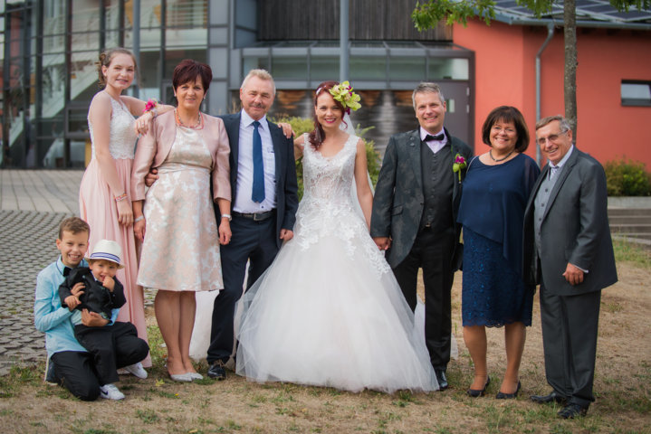 Das bei der Hochzeit gefertigte Foto zeigt das Brautpaar mit Eltern und Kindern (Bildrechte: Jennifer Stahl-Schwarz / Torsten Stahl)