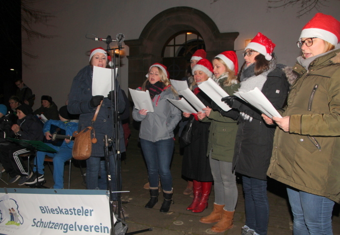 Das von Wolfgang Degott aufgenommene Foto zeigt die 'Altheimer Spatzen' bei ihrem diesjährigen Auftritt beim Weihnachtsmarkt in Altheim (Bildrechte: Wolfgang Degott)