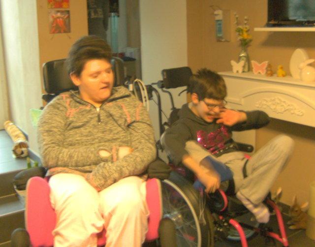 Das Foto zeigt die schwerstbehinderten Geschwister Jasmin (links) und Katharina (rechts) im Elternhaus in Wadgassen-Hostenbach
