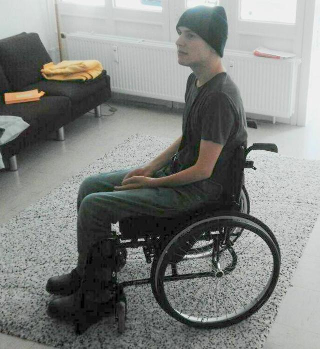 Das Foto zeigt David mit seinem neuen Aktiv-Rollstuhl in seiner Berliner Studentenwohnung