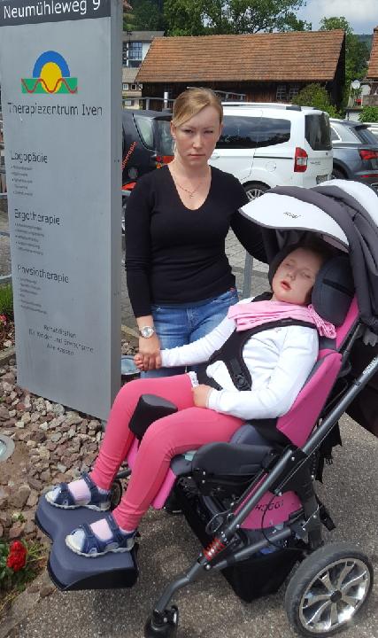 Das Foto zeigt die 7jährige Carina mit ihrer Mama Jana Ostronok vor dem Therapiezentrum in Baiersbronn