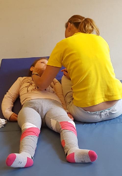Das Foto zeigt die 7jährige Carina bei einer der zahlreichen Spezial-Therapien in Baiersbronn