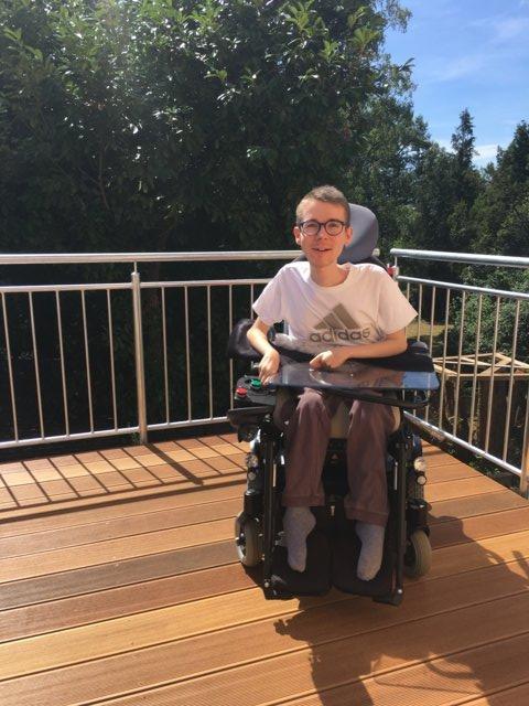 Der 22jährige Max freut sich riesig über den neuen Balkon, den er problemlos mit seinem Rollstuhl von der Wohnung aus befahren kann