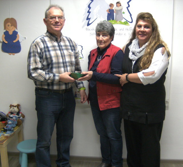 Das Foto der Spendenübergabe im Januar 2019 zeigt Friseurin Marion Wentzler (rechts), Sylvia Federmann und Klaus Port (Bildrechte: Klaus Port)