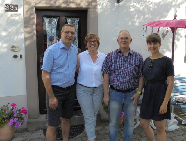 Das bei der Spendenübergabe am 06.07.2019 von Andreas Hautz gefertigte Foto zeigt (von links nach rechts): Jürgen und Martina Becker-Weber,  Klaus Port und Lisa Becker