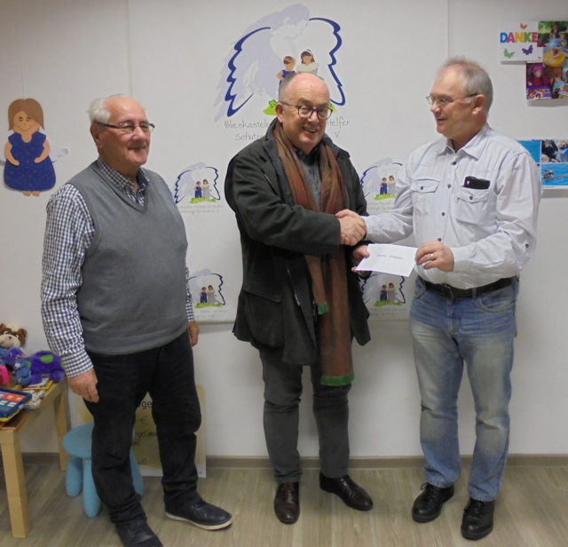 Oswald Bubel (Bildmitte) überraschte Heinz Braun und Klaus Port vom Schutzengelverein-Vorstand mit einem fantastischen Spendenscheck in Höhe von 5.000 Euro (Bildrechte: Klaus Port)