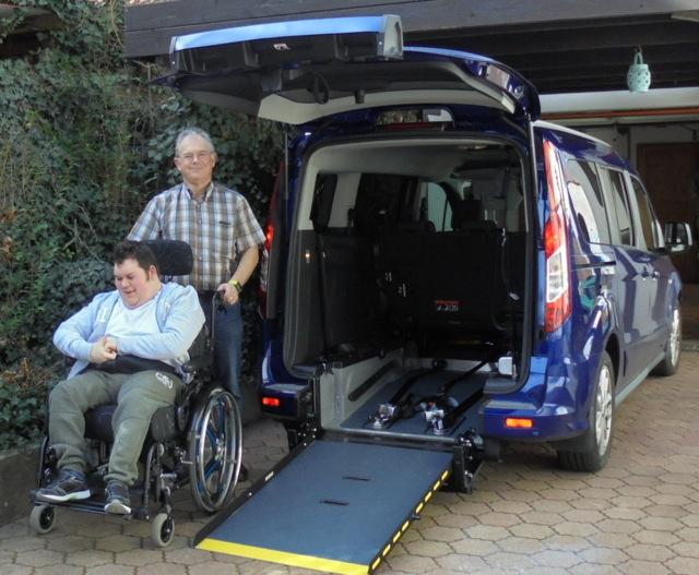 Bei der offiziellen Übergabe des behindertengerecht umgebauten Ford Toruneso Connect am 22.03.2019  freuen sich Marc Müller (im Rollstuhl) und Klaus Port (Bildrechte: Klaus Port)
