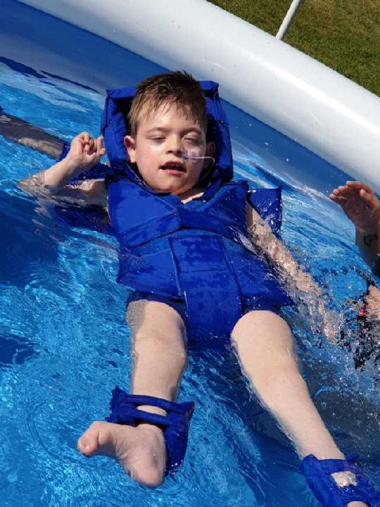 Mit seiner neuen Therapieschwimmhilfe kann der 7jährige Lukas 'sein Element Wasser' gefahrlos genießen und dabei schön entspannen (Bildrechte: Klaus Port)