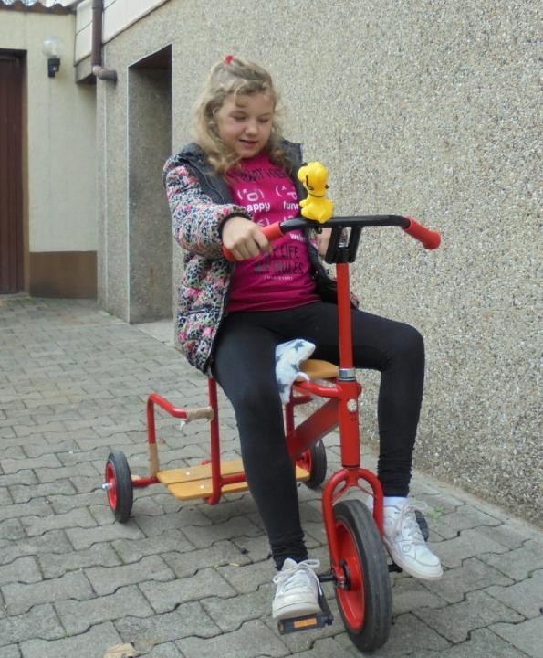 Die 10jährige Neele freut sich riesig über ihr neues Spezial-Dreirad (Bildrechte: Klaus Port)