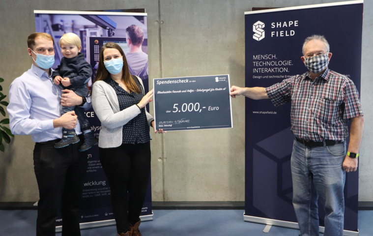 Bei der offiziellen Spendenübergabe überreichte Familie Thömmes den 5.000 Euro-Spendenscheck an Klaus Port (Bildrechte: Fa. Shapefield GmbH)