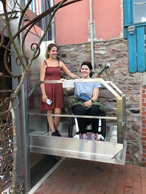 Fabienne freut sich mit ihrer Nichte Mara (links) über den neuen Plattform-Rollstuhllift, der wervolle Dienste leistet (Bildrechte: Klaus Port)